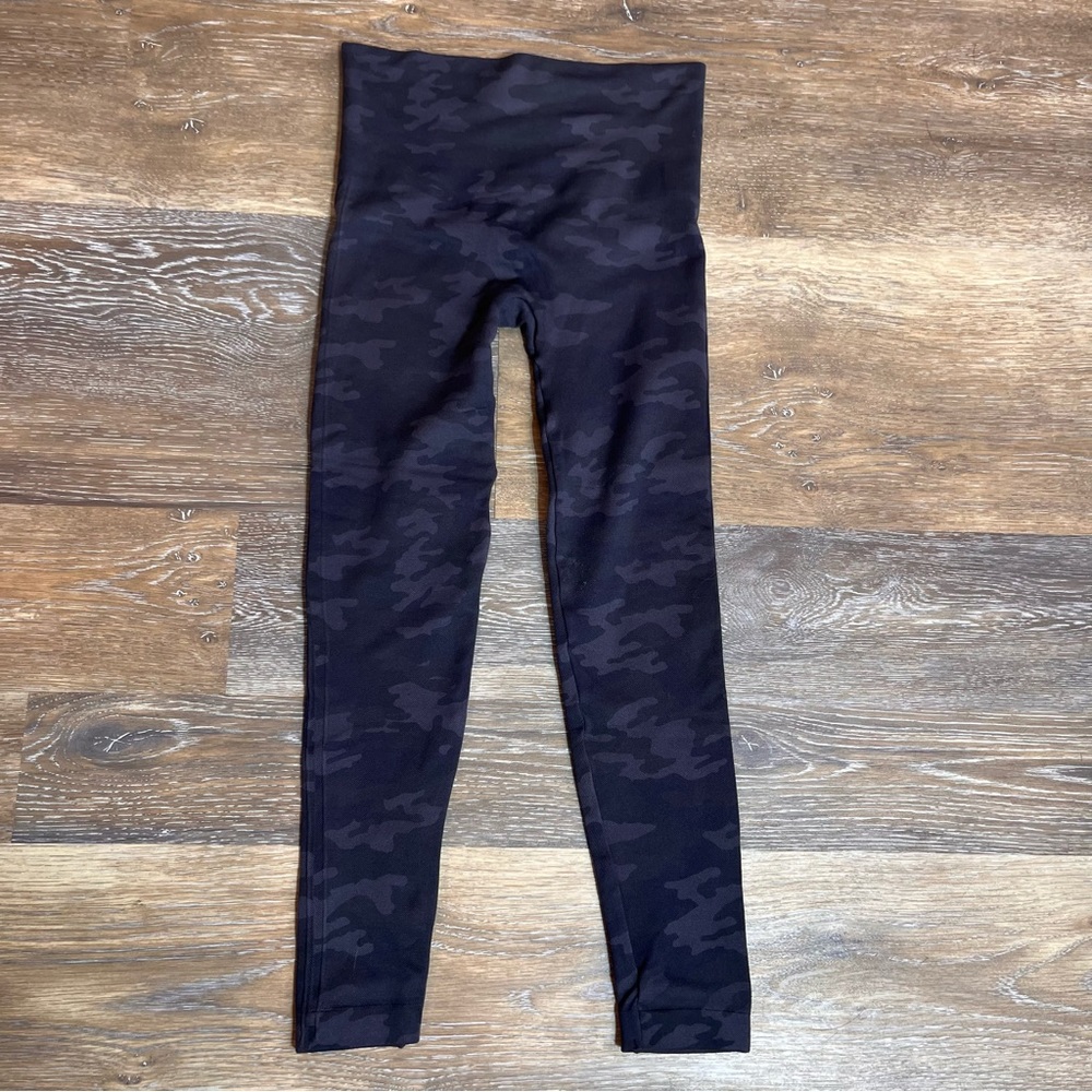 Spanx Womens Leggings Black and Gray Camo SZ SMALL